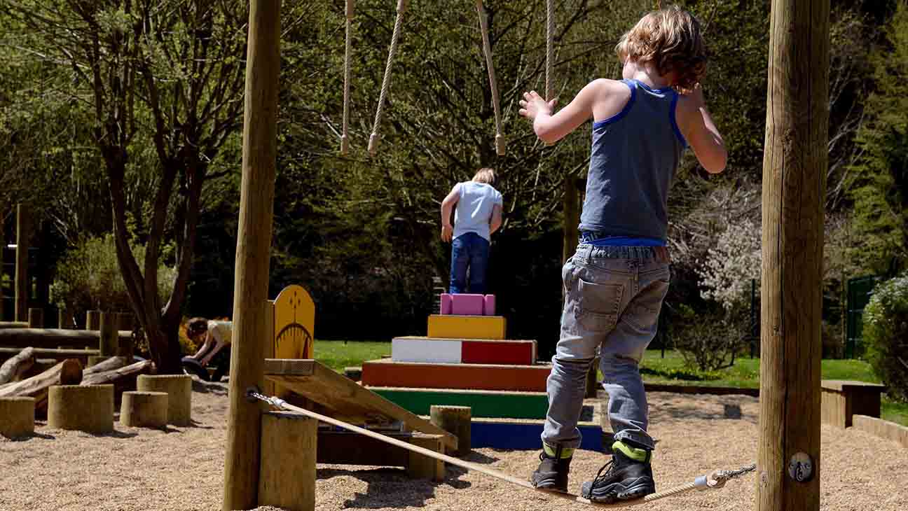 Kinderen op een speeltuin