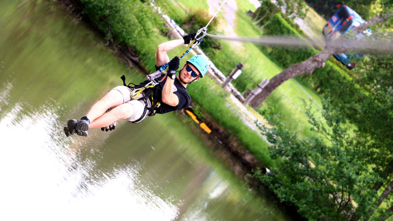 Jongeren kajakken in Adventure Valley in Durbuy