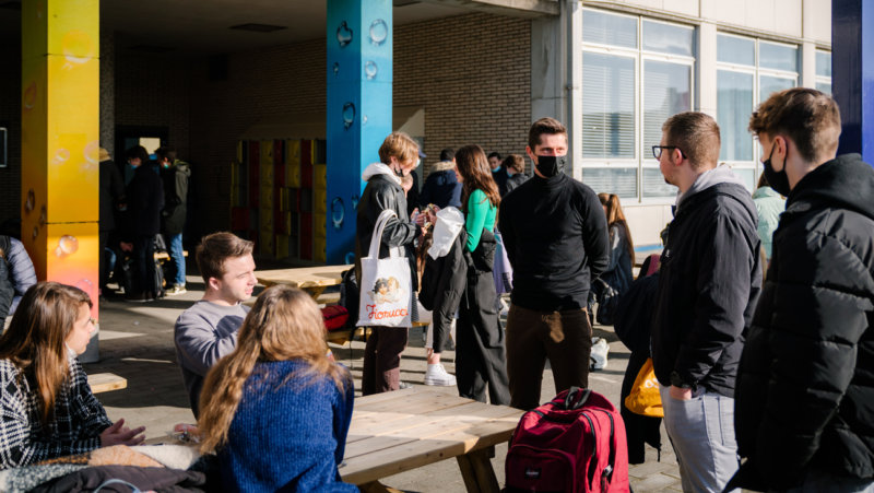 Leerlingen op speelplaats