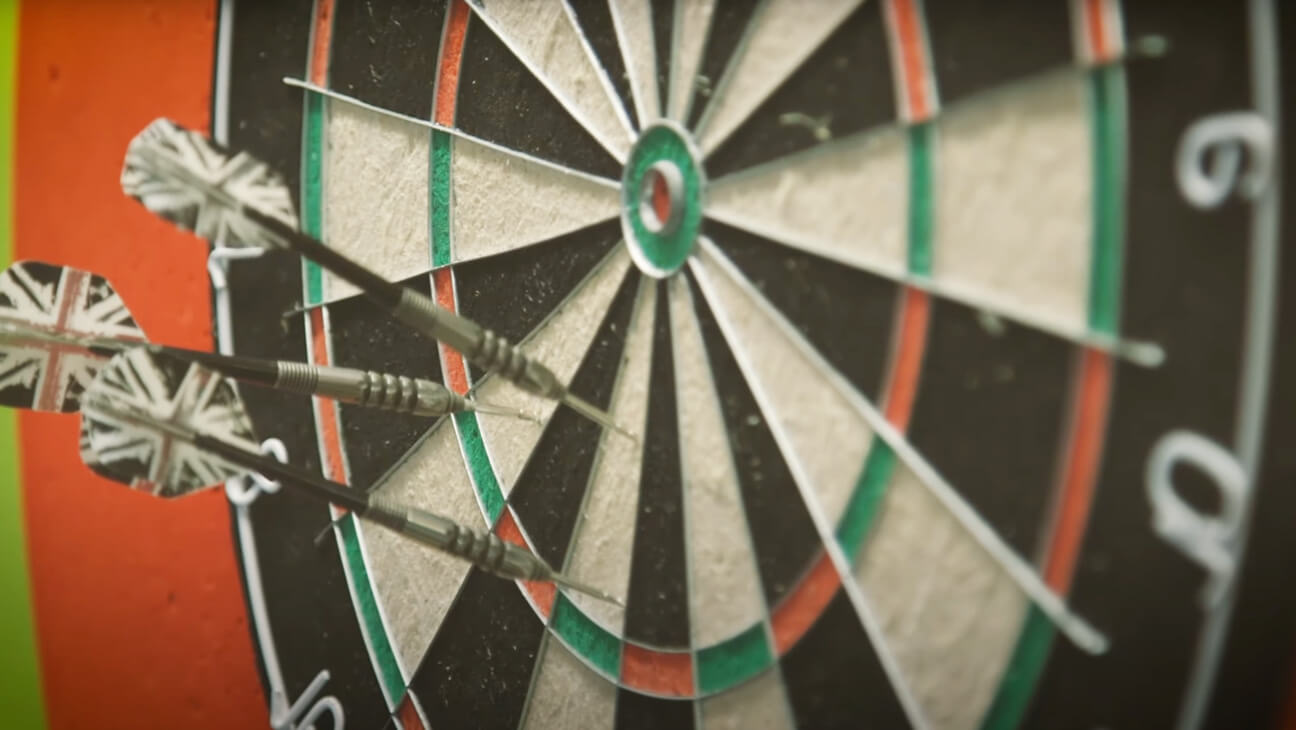 Video: Darts in de wiskunde les. Meisje gooit dartspijltje