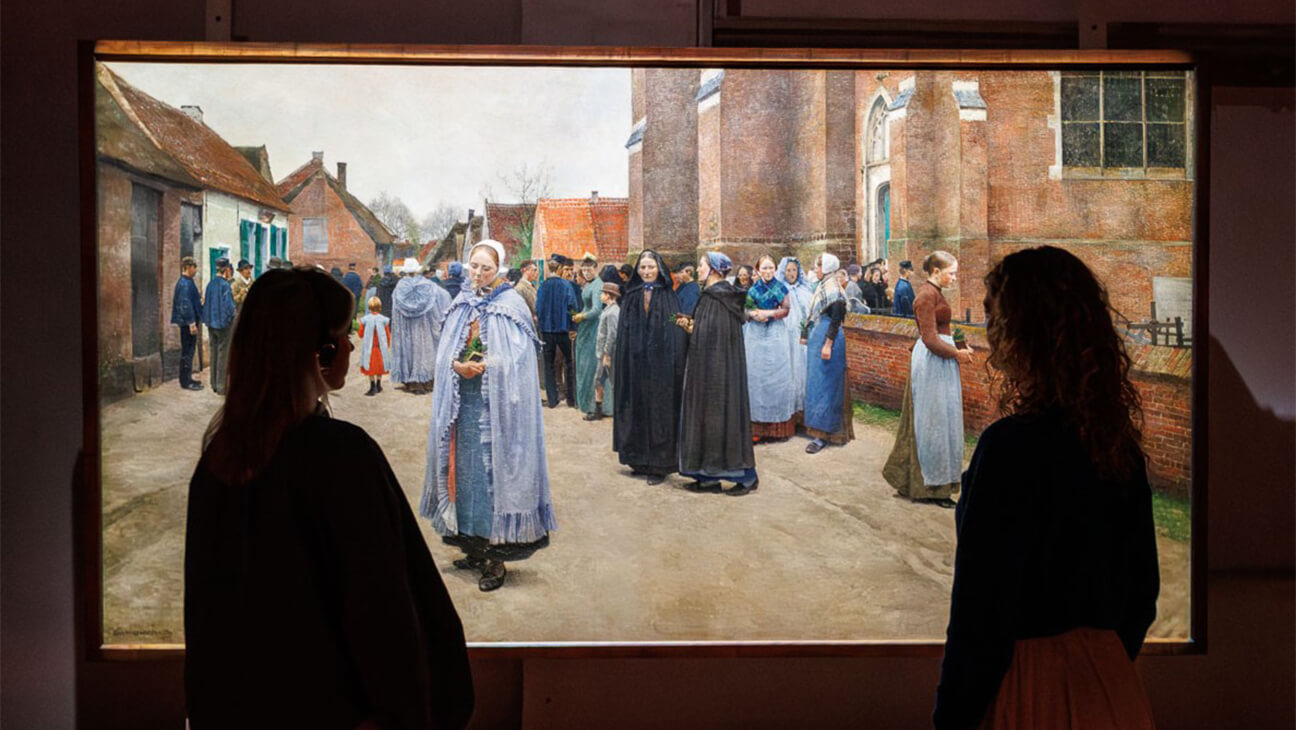 Bezoekers kijken naar een schilderij in Het Kunstuur 