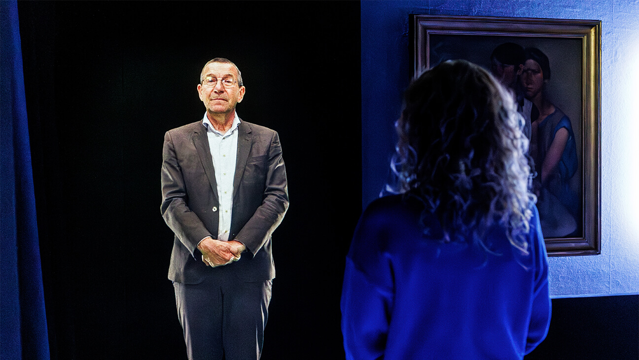 Bezoekers kijken naar een interactief schilderij in Het Kunstuur 