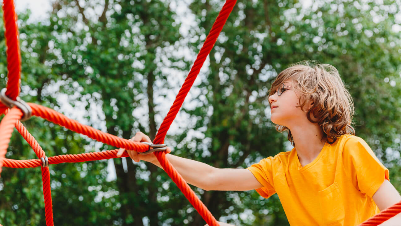 Jongen op een speeltuin in Ter Helme