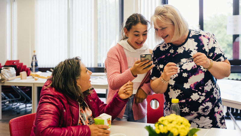 Nancy Van Hoof in gesprek met ouder en leerling