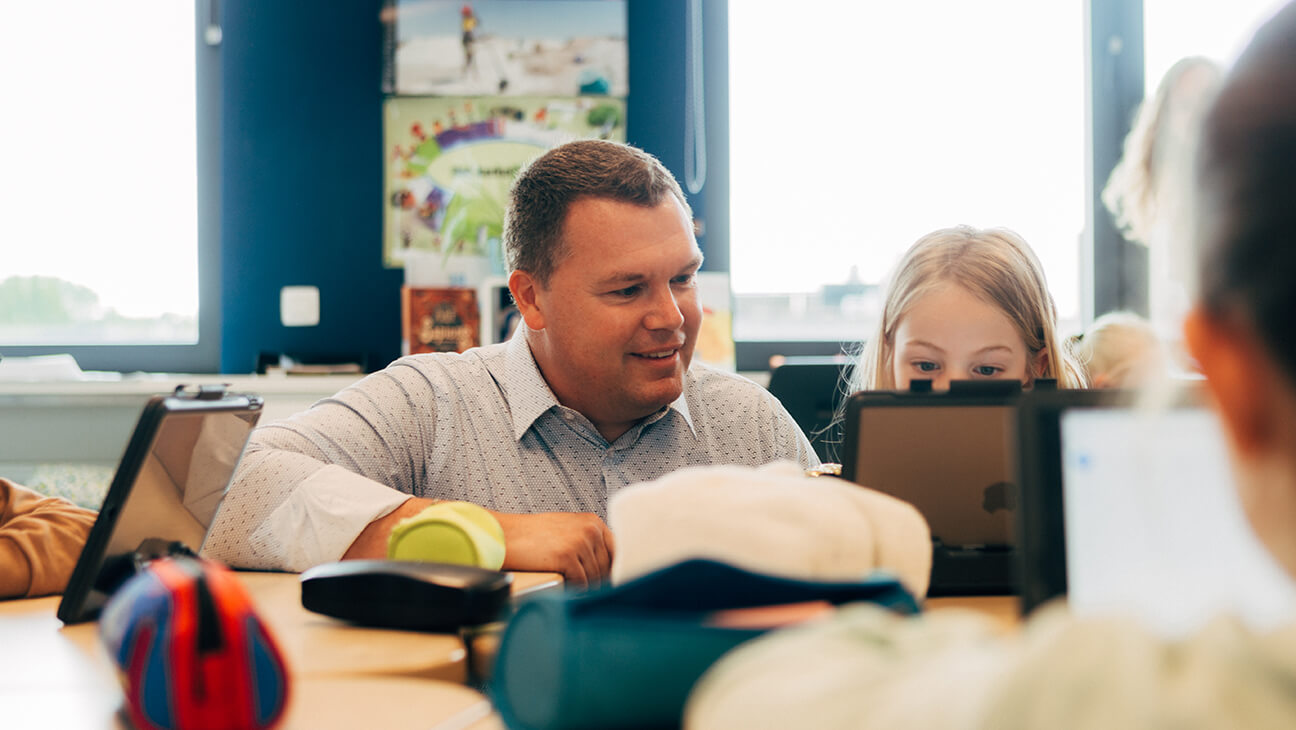 Kristof De Ridder bij leerlingen in de klas