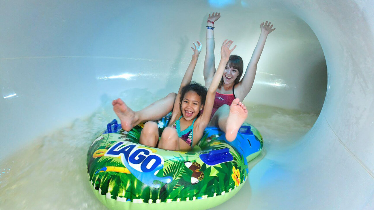 kinderen glijden uit wildwaterglijbaan