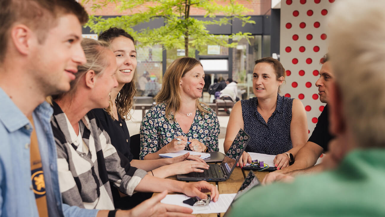 Samen met team lessenrooster maken: directeur Sabine Verheyden en leraar Anneke Vanhout