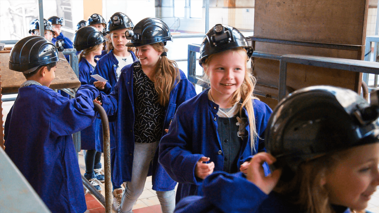 Klas op bezoek in het mijnmuseum