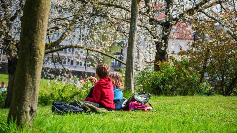 2 kindjes picknicken in de tuinen van de Sint-Pietersabdij