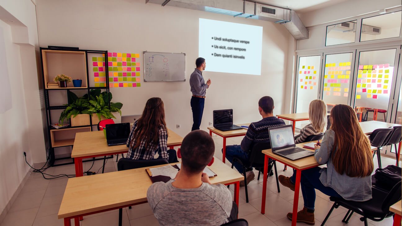 Leraar geeft presentatie voor leerlingen