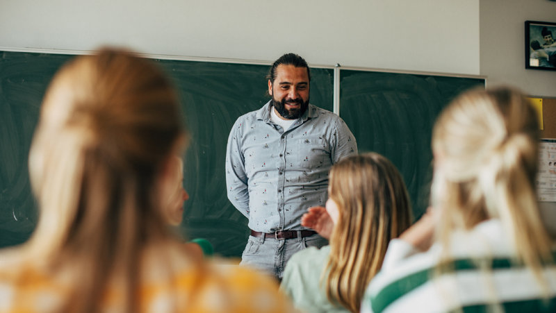 Leraar Johannes Lippens bespreekt dresscode in zijn klas