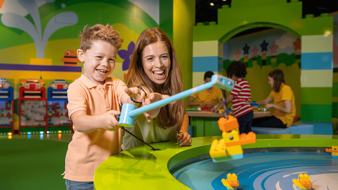 Mama en zoon vissen op eendjes in het LEGO® Discovery Centre Brussels 