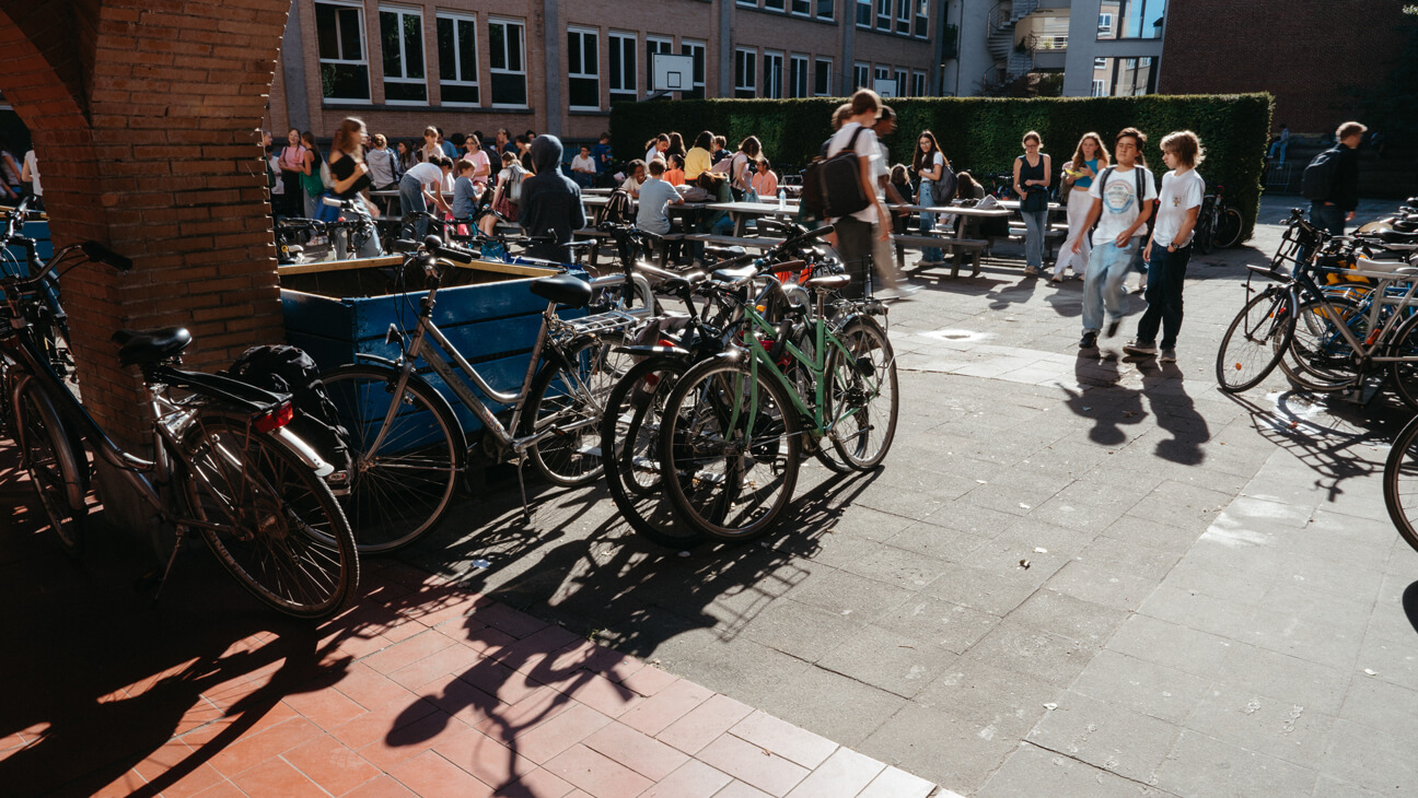 Speelplaats vol fietsen