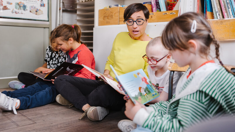 Boekenjuf 2022 Trui De Waele leest met leerlingen