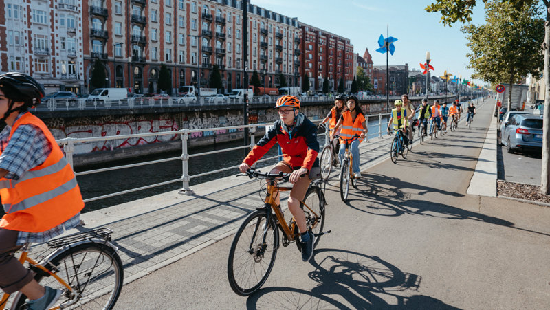 Kinderen fietsen door Brussel