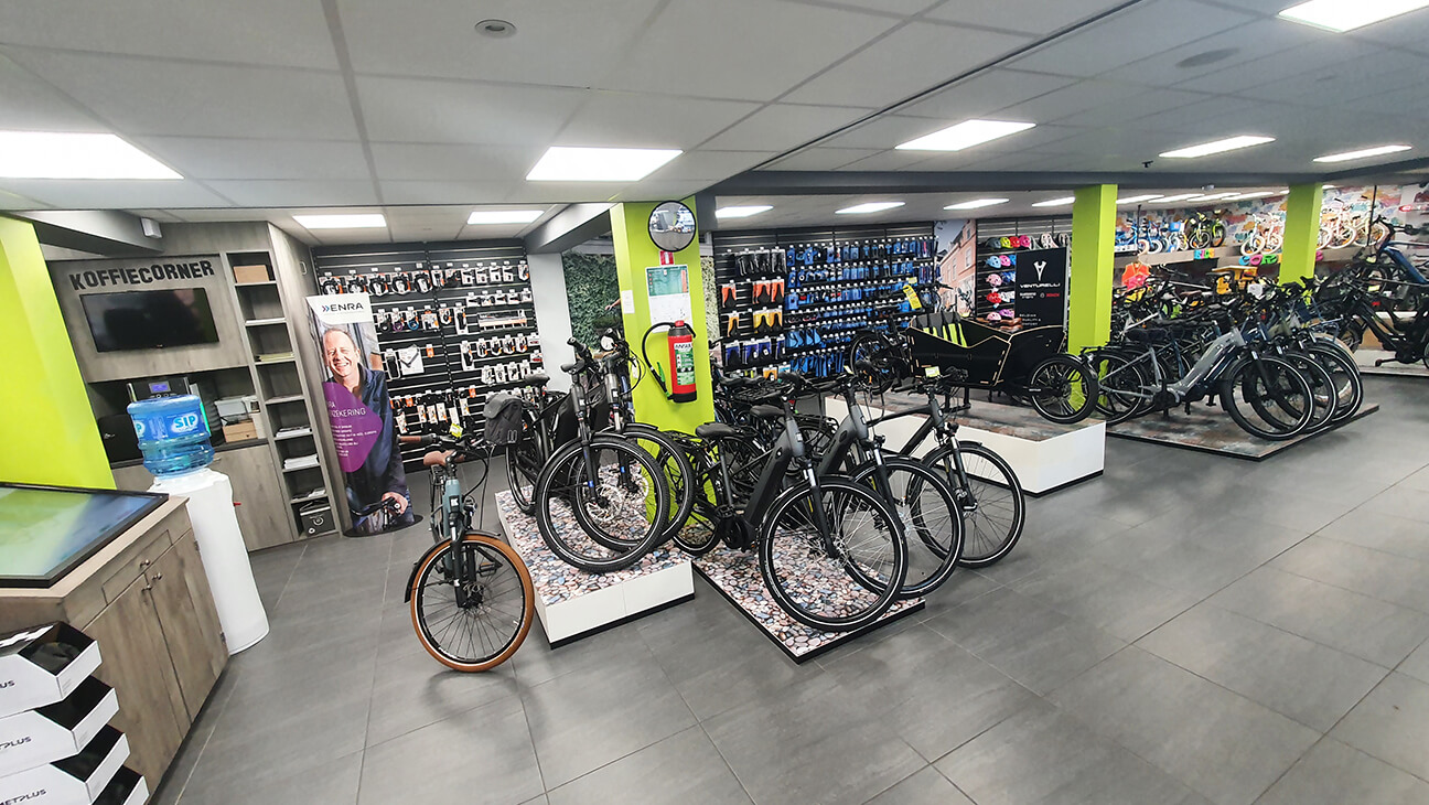 Foto van de etalage van fietsen Luc