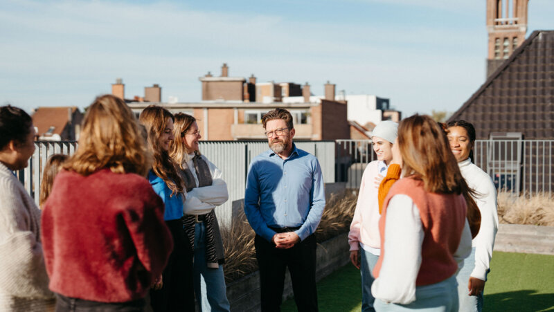 Directeur Stef Colens met zijn jong team