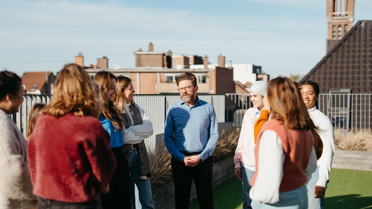 Directeur Stef Colens met zijn jong team