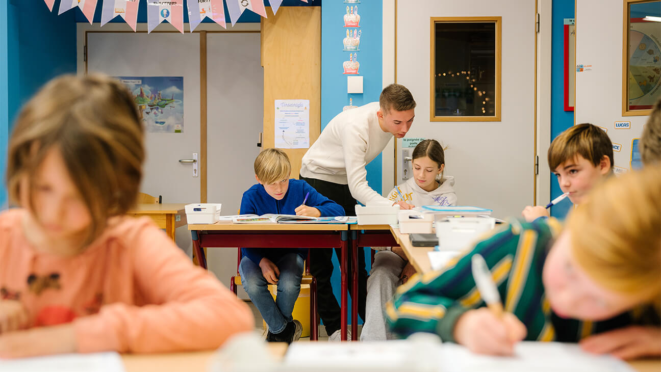 Leraar Dieter Lauwers bij zijn leerlingen