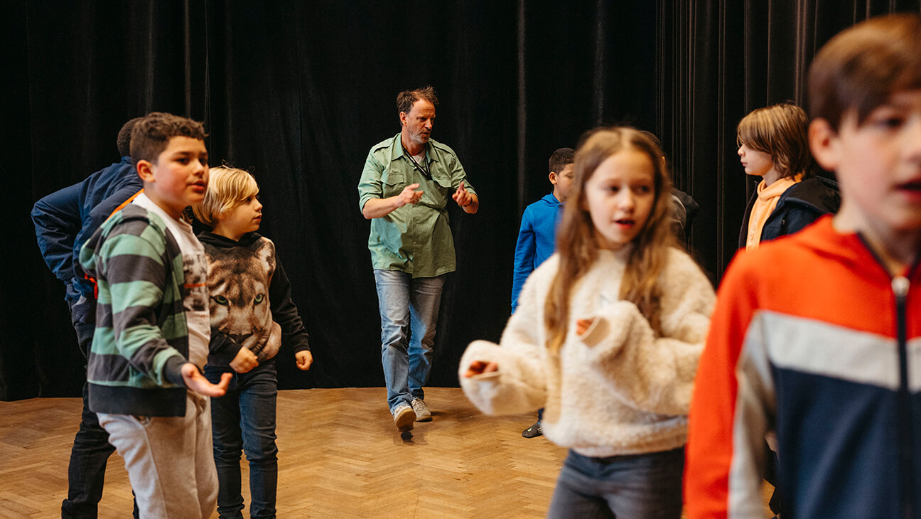 Peter Marnef tijdens een les kunst in de klas