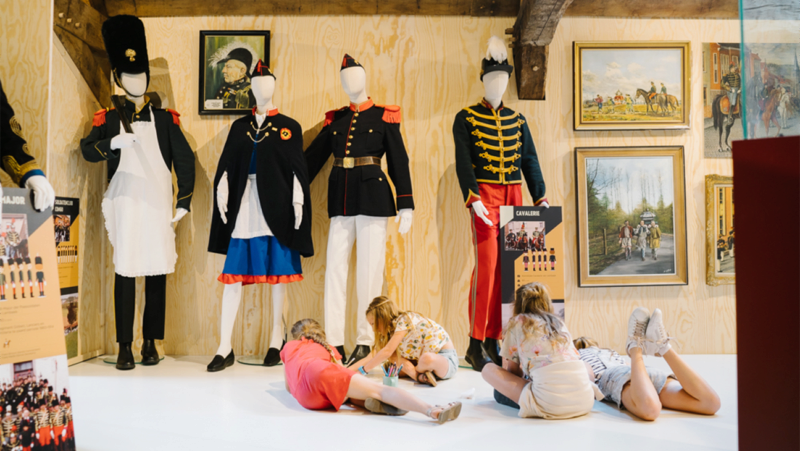 Expo 'Op stap met Sint-Veroon' - Kinderen bekijken costuums van soldaten