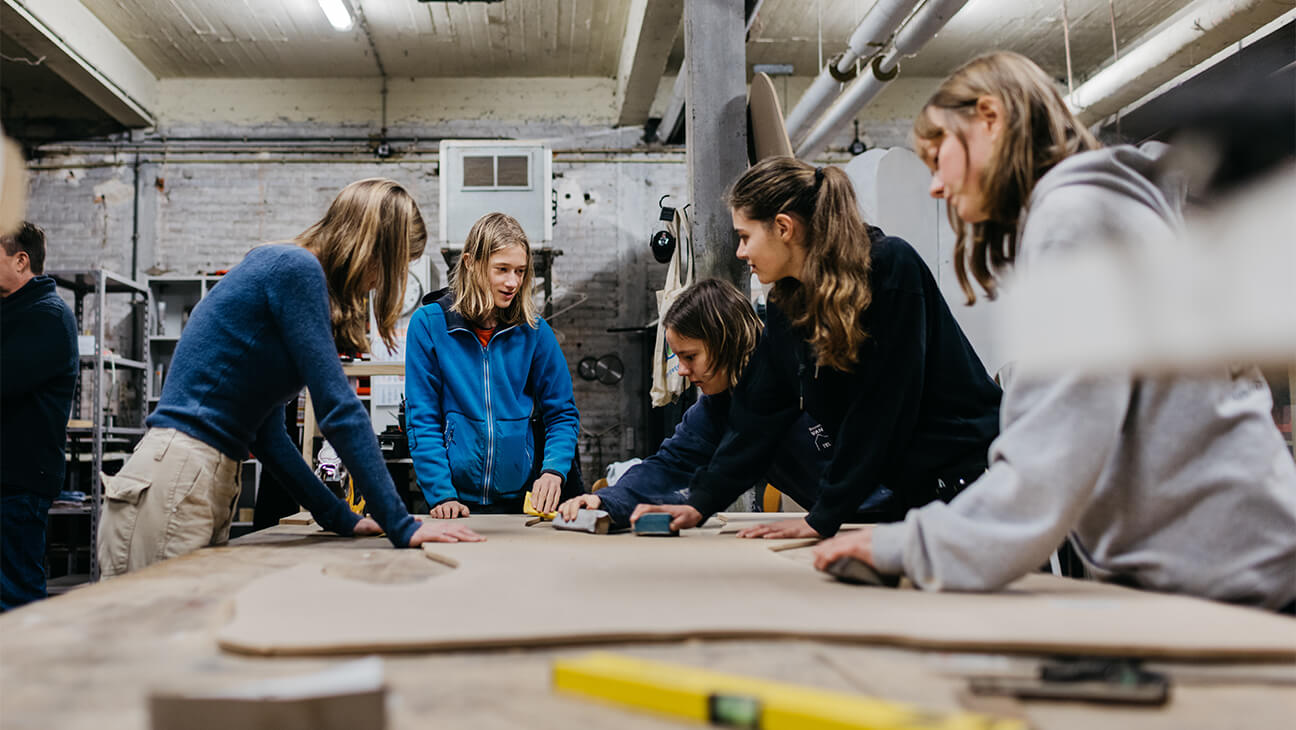 Leerlingen in een werkplaats in het Atheneum in Aalst