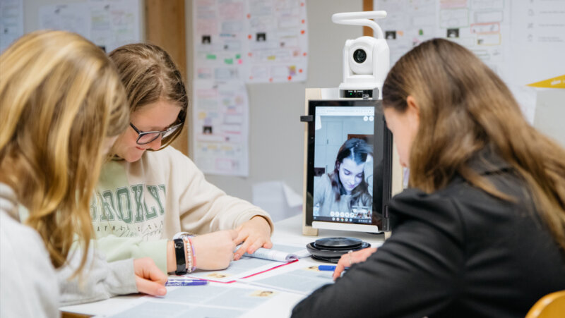 Leerling is via tablet aanwezig in de klas met Bednet