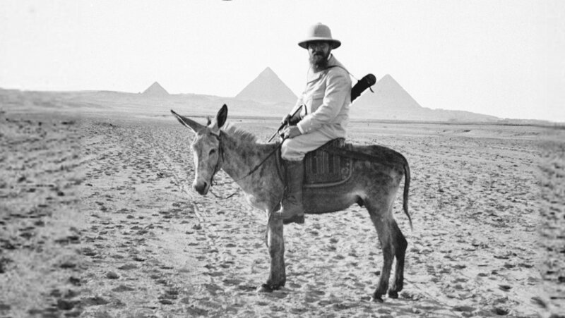 Archeoloog op ezel in Egypte