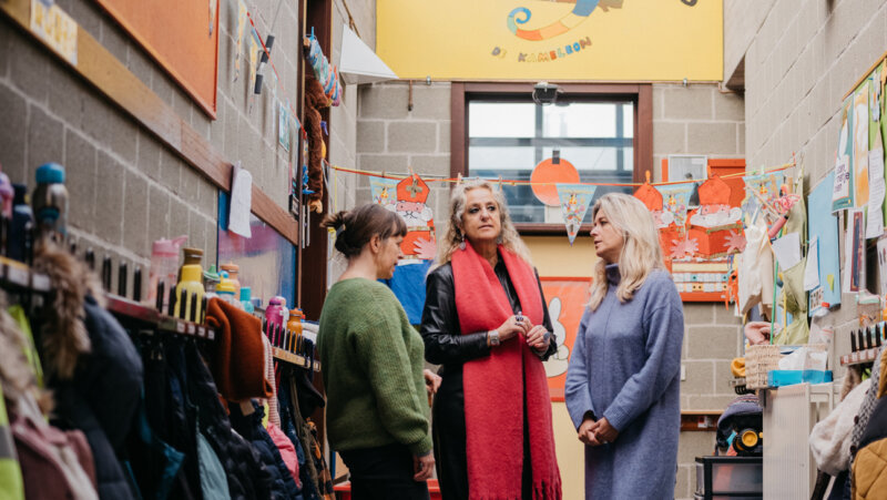 Directeur Isabelle en haar beleidsteam praten in de gang over gedeeld leiderschap