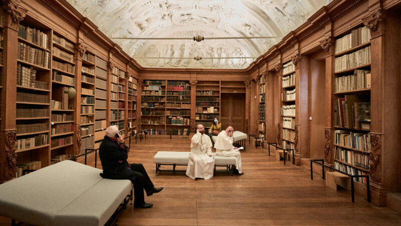 Bibliotheek met versierde plafond in PARCUM te Leuven