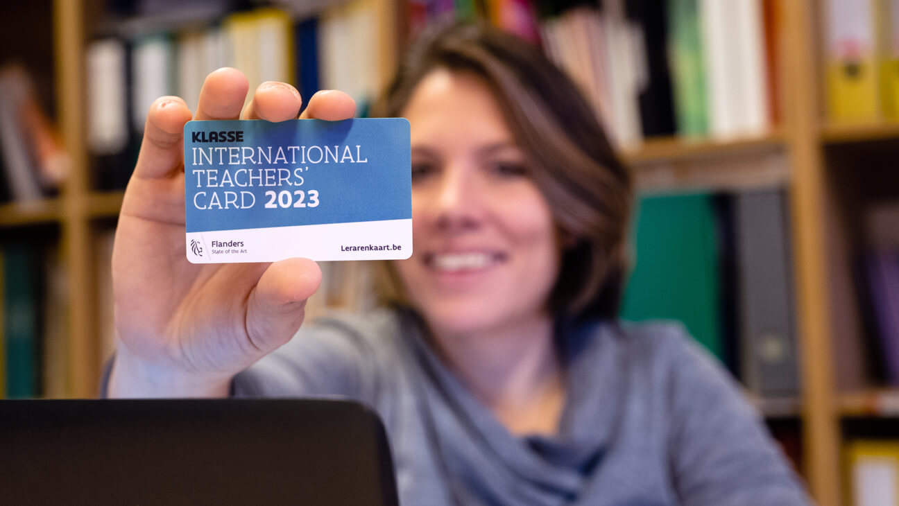 Vrouw toont Lerarenkaart van 2023