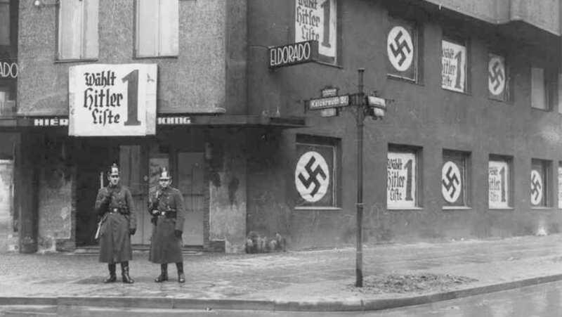 Buitenaanzicht van het cabaret Eldorado, het plaatselijke hoofdkwartier van de Nazipartij, Berlijn, 1933