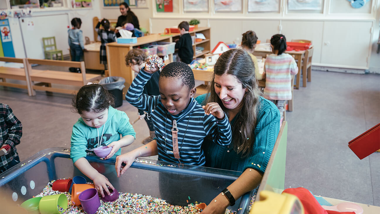 Inclusiecoach Laura Van Alphen speet met kinderen in een klas