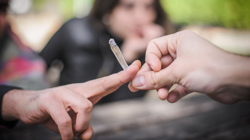 Joint (drugs) wordt doorgegeven