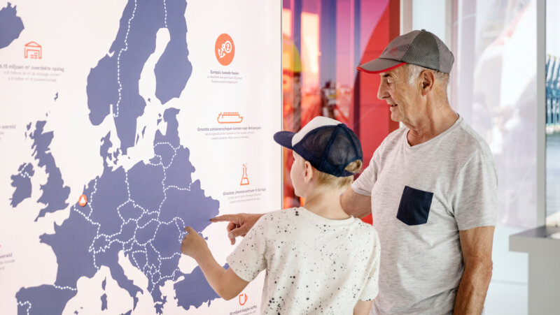 Jongen en opa kijken naar kaart Europa bij Portopolis