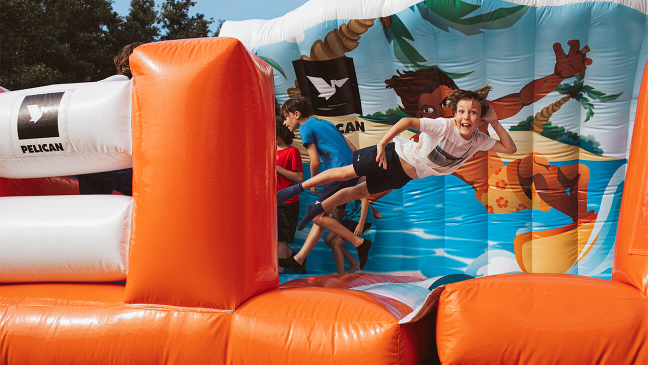 Kinderen op springkasteel in het water