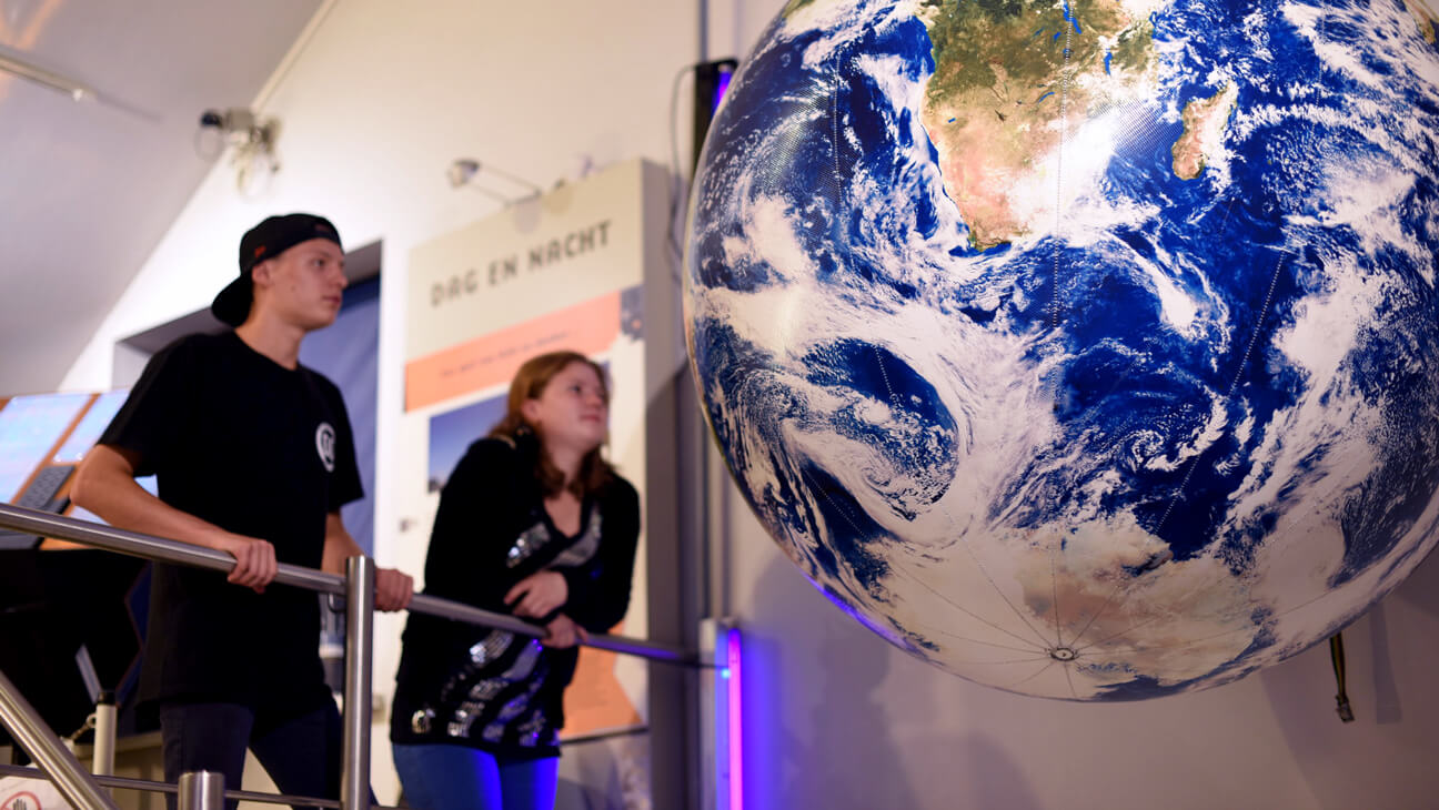 Jongeren kijken naar planeet de aarde