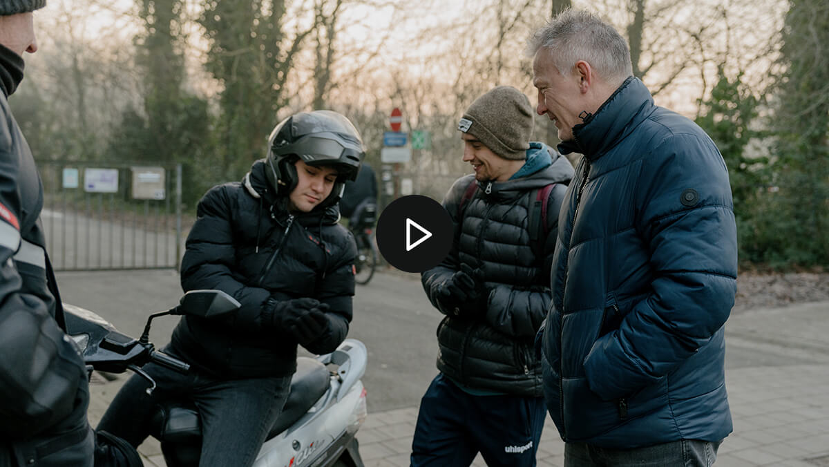 Video - Leerlingencoördinator Kurt Mertens staat aan de schoolpoort tegen schooluitval