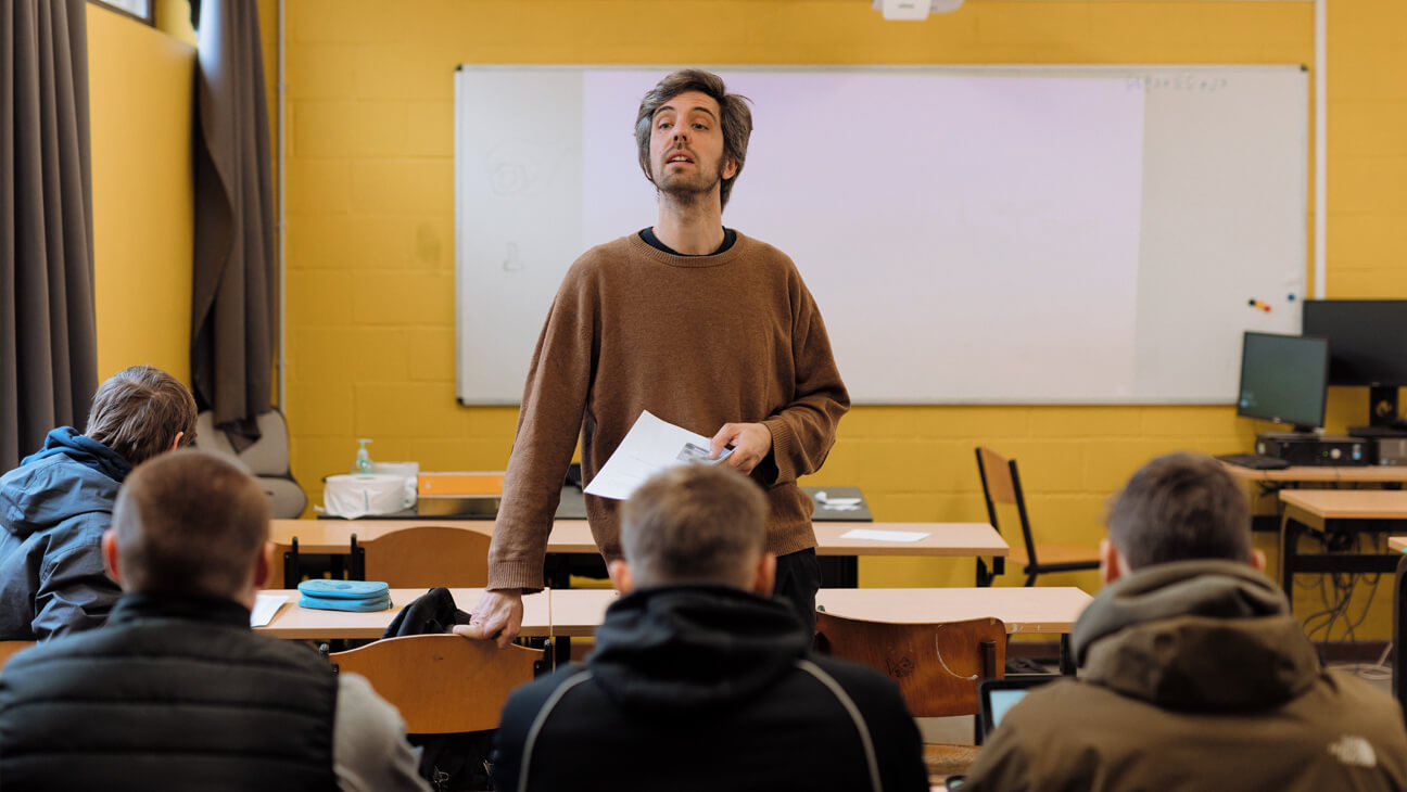 Zij-instromer geeft les aan klas