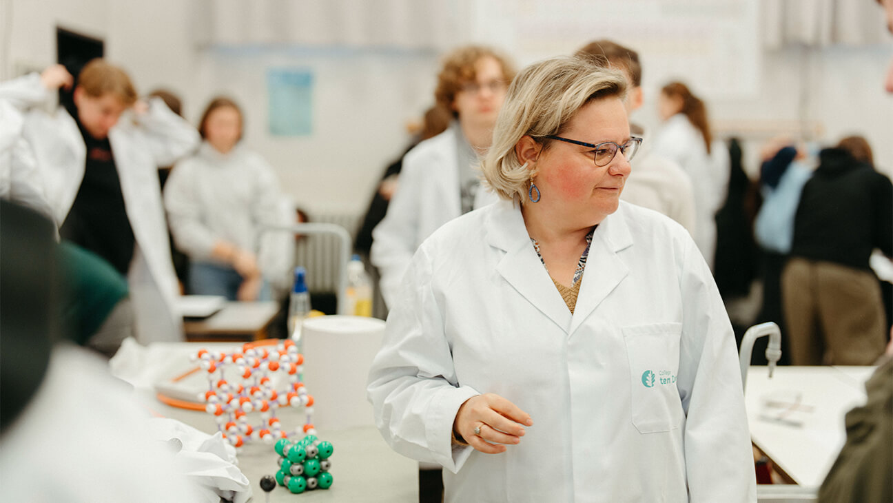 Isabel De Jaeger, leraar chemie in College Ten Doorn, Eeklo: 