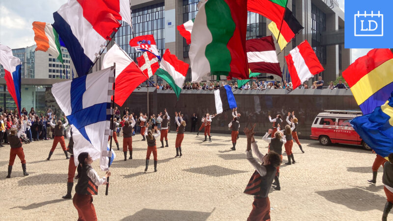 Mensen zwaaien met europese vlaggen