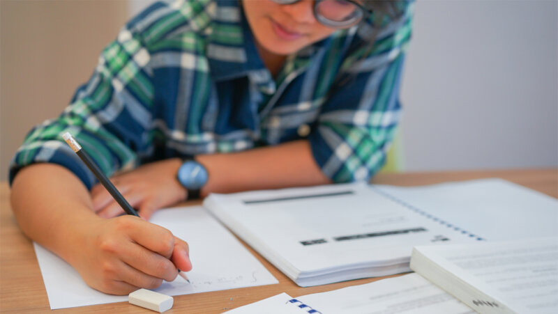 Student vult een toets in