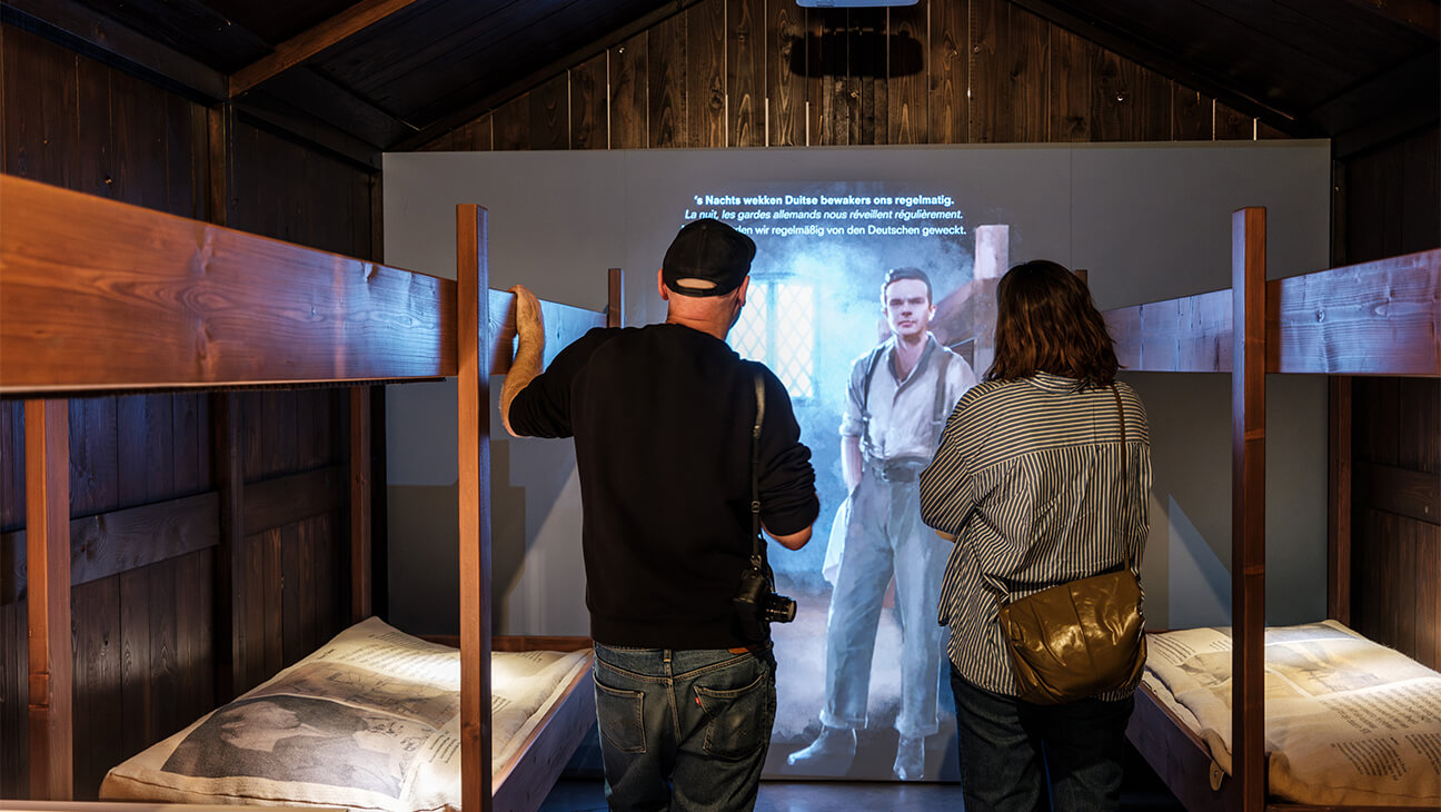 Bezoekers kijken naar een film in Liberation Garden