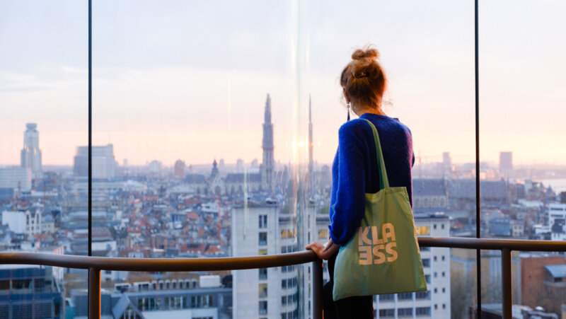 Museum aan de stroom - Vrouw kijkt uit over Antwerpen