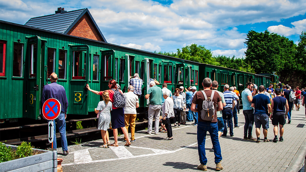 Passagiers stappen op stoomtrein