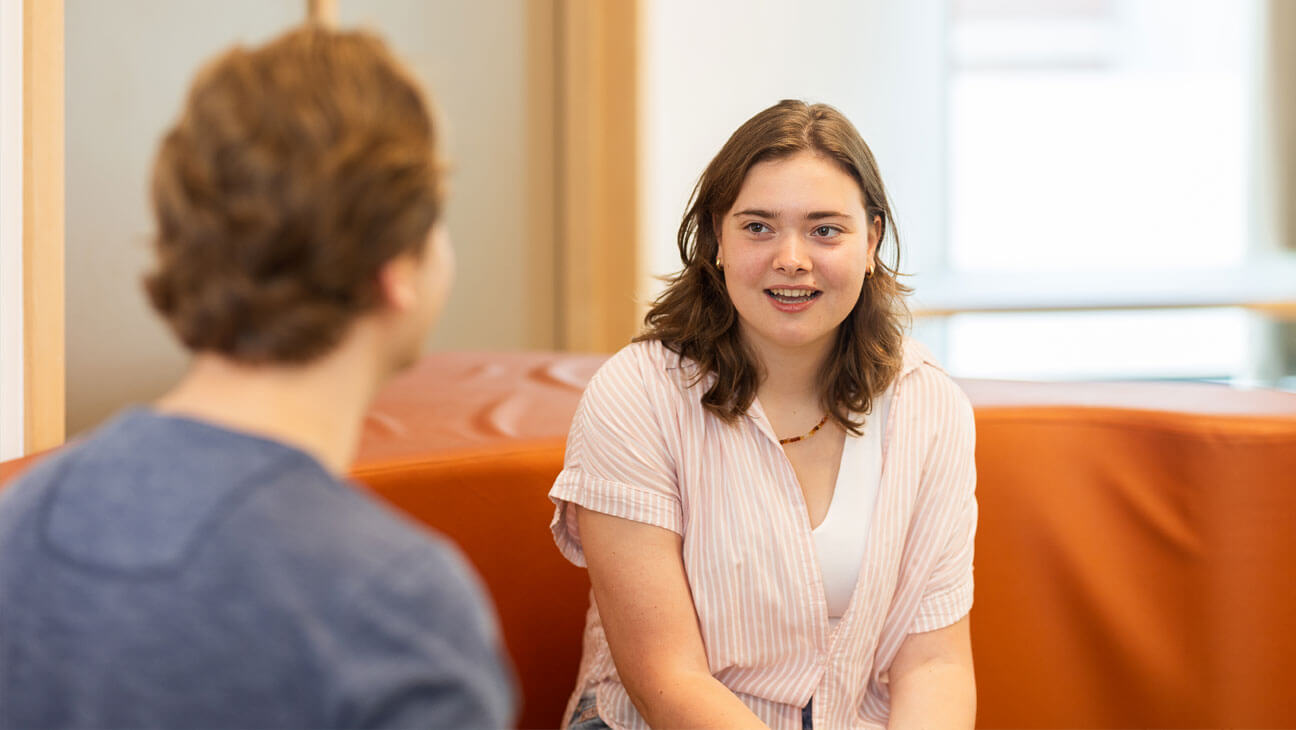 Leraar Timothy Pareit en leerling Louise tijdens een groeigesprek over het zorgbeleid op school.