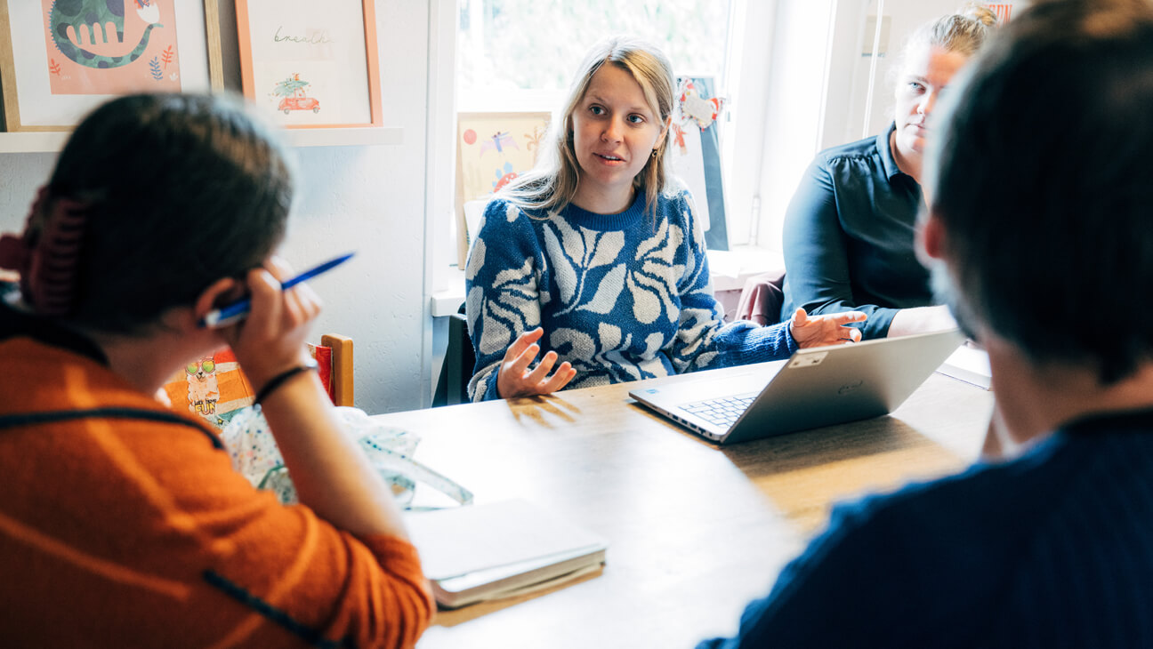 leerondersteuner Siegke in gesprek met zorgverleners en ouders