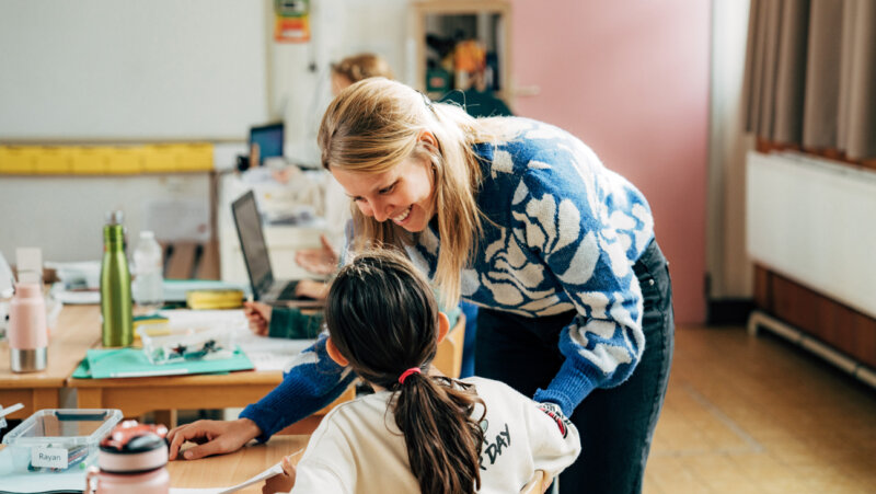 Leerondersteuner Siegke begeleidt een leerling in de klas