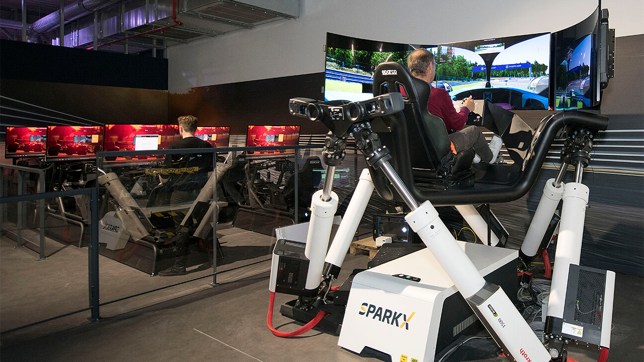 Man in een racesimulator in Sparkx Hasselt