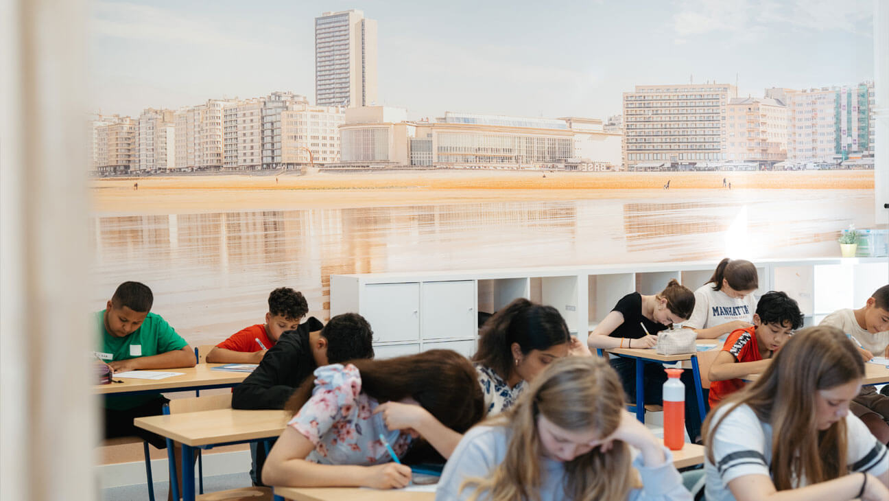 Leerlingen aan het werk in de klas